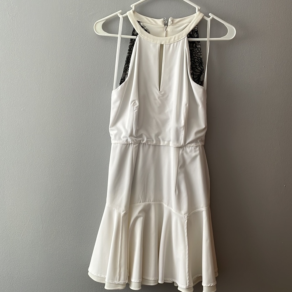 Like new! BCBGMaxAzria Leyla Lace Dress -Size 0 - Picture 8 of 12